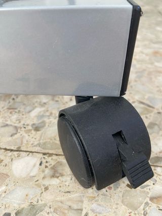 Tavolo da computer in vetro temperato, 3 ripiani e ruote