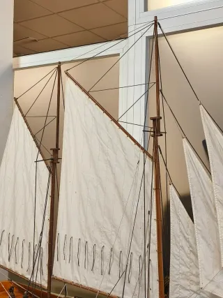 Gran Maqueta de velero dos mástiles hecha a mano.