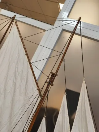 Gran Maqueta de velero dos mástiles hecha a mano.