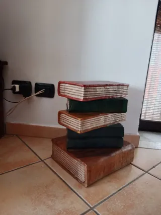 Arredamento in legno libri decorativi