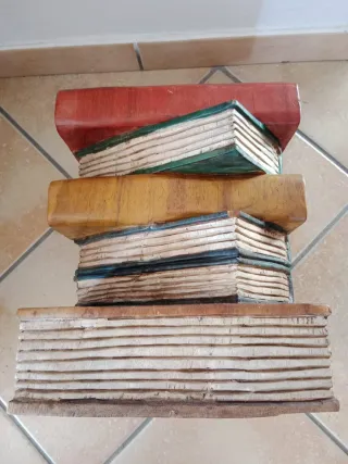 Arredamento in legno libri decorativi