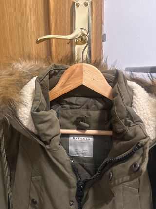 Chaqueta parka verde militar con capucha