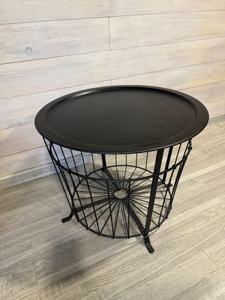 Mesa auxiliar redonda de metal negra