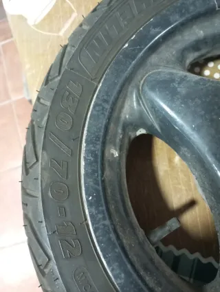 Llanta de moto negra