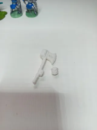 Cabeza y mano con hacha orco