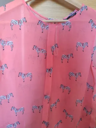 Blusa coral con estampado de cebras