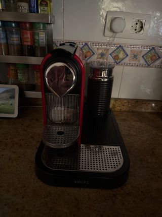 Cafetera Krups Roja y Negra