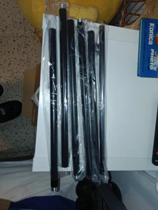 Barras de cortina metálicas negras y plateadas