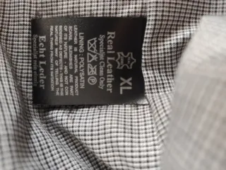 Cazadora de piel negra