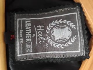 Cazadora de piel negra