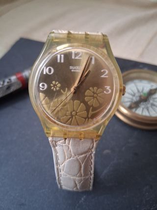 Reloj Swatch GK381 Dorado Floral