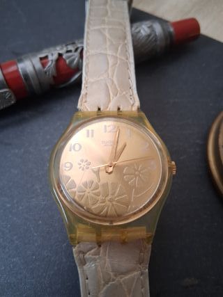 Reloj Swatch GK381 Dorado Floral