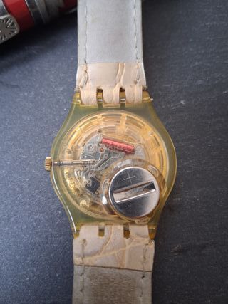 Reloj Swatch GK381 Dorado Floral