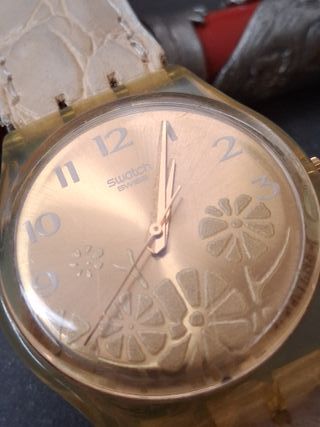 Reloj Swatch GK381 Dorado Floral