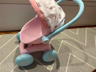 Carrito de muñecas rosa y azul