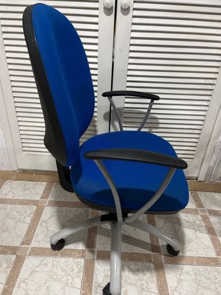 Silla de oficina azul y gris