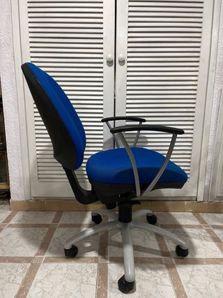 Silla de oficina azul y gris