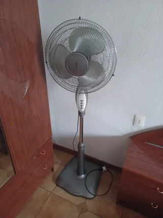 Ventilador de pie plateado