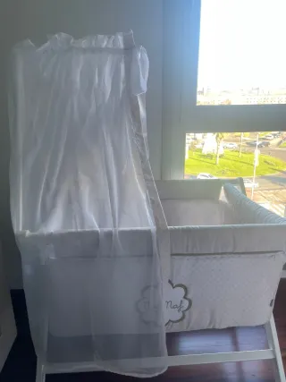 Minicuna con dosel y ruedas