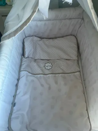 Minicuna con dosel y ruedas