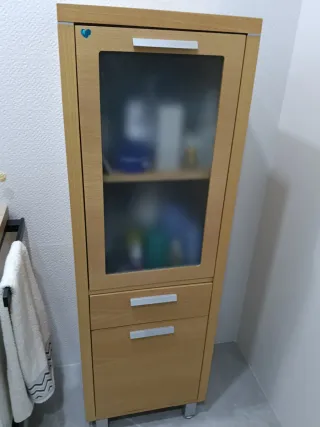 Mueble de baño y torre auxiliar madera y cristal