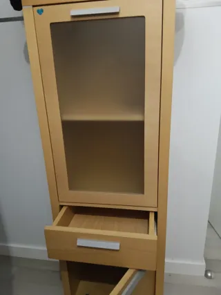 Mueble de baño y torre auxiliar madera y cristal