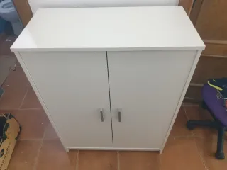 Zapatero blanco con mucho espacio