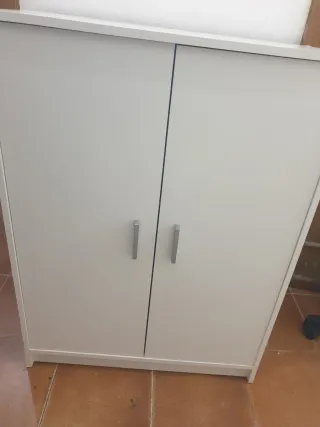 Zapatero blanco con mucho espacio