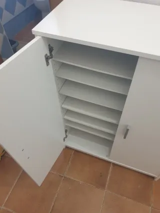Zapatero blanco con mucho espacio