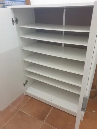 Zapatero blanco con mucho espacio