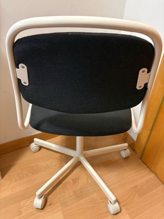 Silla ÖRFJÄLL negra y blanca.. de Ikea..