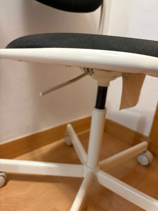 Silla ÖRFJÄLL negra y blanca.. de Ikea..