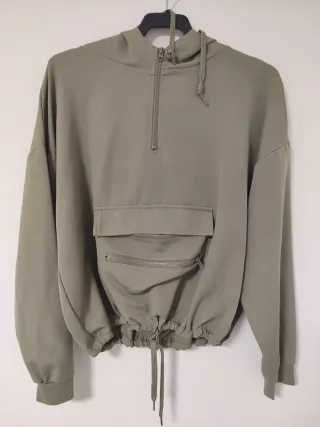 Sudadera verde con capucha y bolsillo