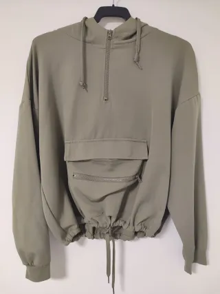 Sudadera verde con capucha y bolsillo
