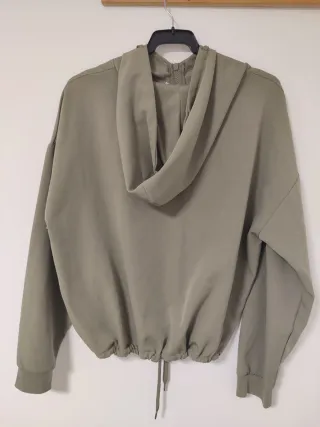 Sudadera verde con capucha y bolsillo