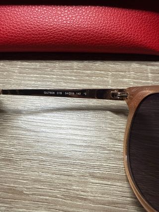 Gafas de sol Guess negras y rojas