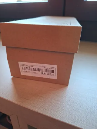 Sandalias negras atadas. Nuevas