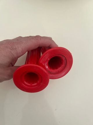 Puños de moto rojos