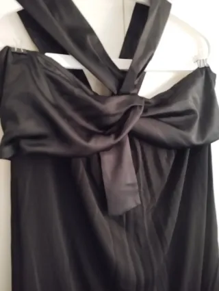 Vestido negro elegante con lazo