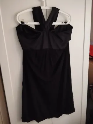 Vestido negro elegante con lazo