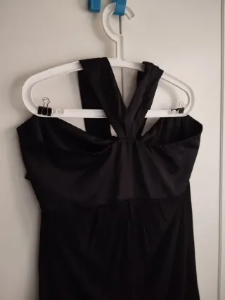 Vestido negro elegante con lazo