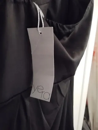 Vestido negro elegante con lazo