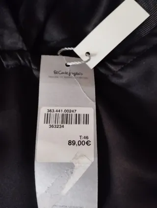 Vestido negro elegante con lazo