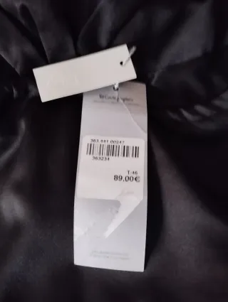 Vestido negro elegante con lazo