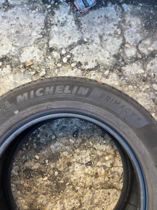 2 unidades Michelin 215/65/17/ al 80% de vida útil