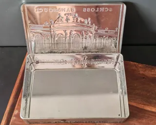 Antigua caja bombones metal