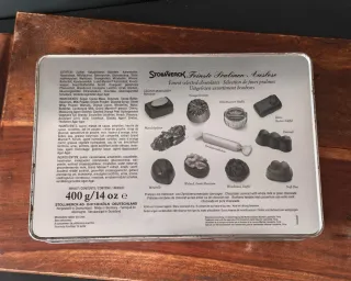 Antigua caja bombones metal