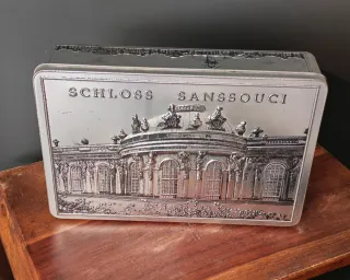 Antigua caja bombones metal