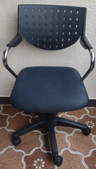 Silla de oficina elevable negra