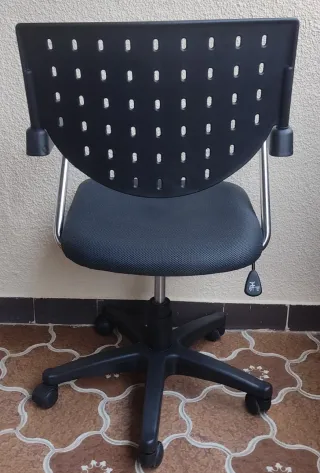 Silla de oficina elevable negra